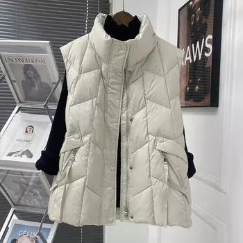 Новинки осени и зимы 2024 года — это модные и свободные, короткие жилеты с воротником-стойкой на белом утином пуху, а также женские жилеты поверх жилетов. S чёрный