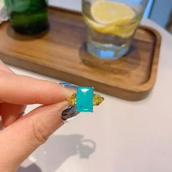 Новое кольцо знаменитости, кольцо с крупным квадратным бриллиантом в микрооправе и зеленым цирконом, ювелирное изделие цвета Параиба. изумрудный