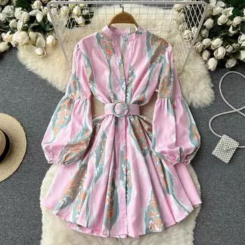 Новое легкое и знакомое платье с талией и тонкими рукавами-фонариками с принтом