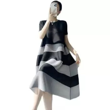 Новое летнее полосатое плиссированное модное свободное повседневное минималистичное платье с круглым вырезом M чёрный