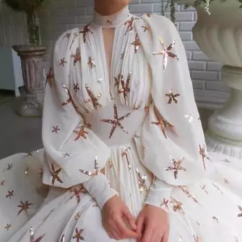 Новое массовое поступление 9224 полуводолазка с пайетками и разрезом на рукаве-фонарике, платье-маятник, шифоновое платье S бежевый