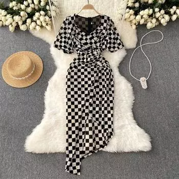 Новое осеннее черно-белое клетчатое плиссированное открытое легкое платье с v-образным вырезом и нерегулярным ветром для зрелых женщин.