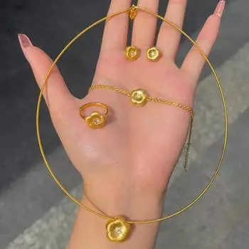 Новое ожерелье с маленьким цветком из золота с бриллиантовой отделкой, усовершенствованный браслет в виде сливы, серьги-гвоздики с маленьким цветком, кольцо