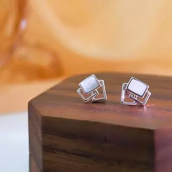 Новогодние геометрические квадратные серьги для женщин. Нишевый дизайн. Простые серьги высокого качества.