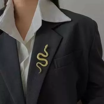 Новогодняя брошь в виде змеи. Символ удачи по китайскому зодиаку. Год Змеи. золотистый