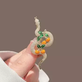 Новогодняя брошь в виде змеи, символ удачи, украшение из хурмы и страз, китайский знак зодиака, год змеи, булавка для выпускного вечера, брошь для официальных мероприятий золотистый