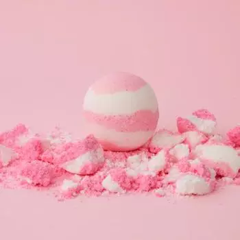 Новогодняя ночная бомбочка для ванны Bubble Bomb Бомбочка для ванны Bubble Bar Cherry Blossom, 4 шт., 160г
