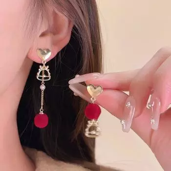 Новые асимметричные плюшевые серьги-шарики в форме дракона с геометрическим рисунком.