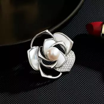 Новые аксессуары для осенне-зимнего пальто, женская брошь в виде трехмерной полой камелии с натуральным пресноводным жемчугом и инкрустацией из ракушек и цирконов золотой