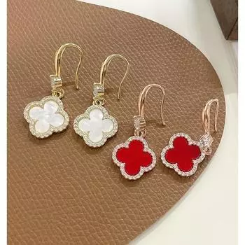 Новые черно-белые серьги с перламутровым клевером и четырьмя листочками, женские серьги для пожилых людей с небольшим ароматом ветра, модные серьги-крючки