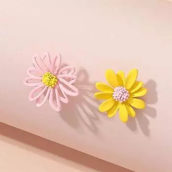 Новые двухцветные асимметричные маленькие серьги с цветком ромашки, простые серьги с темпераментом, персонализированные модные серьги