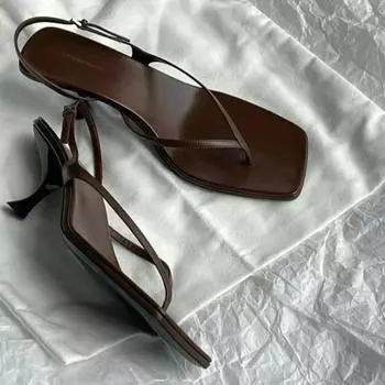 Новые французские босоножки на среднем каблуке с узором «елочка» для женской летней верхней одежды, босоножки с открытым носком и зажимом на высоком каблуке 35