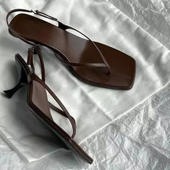 Новые французские босоножки на среднем каблуке с узором «елочка» для женской летней верхней одежды, босоножки с открытым носком и зажимом на высоком каблуке 35