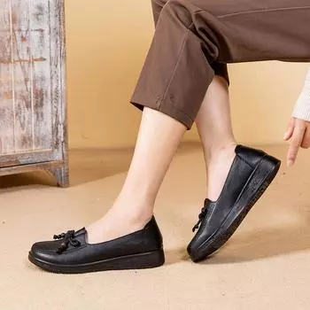 Новые кожаные удобные туфли для мам на мягкой подошве, весенние и осенние модели, легкие нескользящие туфли для женщин среднего и пожилого возраста, однотонные 35 чёрный