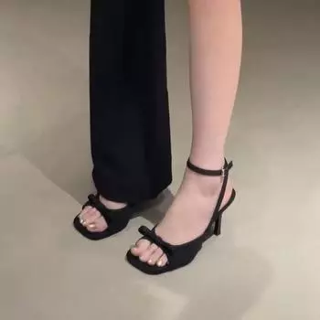 Новые квадратные носки с ремешком на щиколотке, серебристые, летние 2025 г., атласные банты на высоком каблуке, модные женские босоножки с открытым носком и тонким каблуком 35