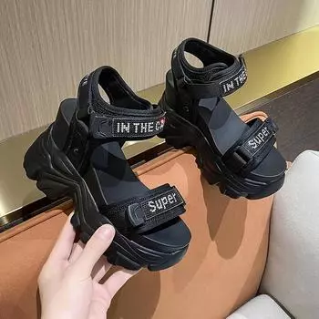 Новые летние черные женские босоножки на высокой платформе, танкетки 11 см, шикарные тапочки с открытым носком, высокие каблуки, белые кожаные толстые шлепанцы 35