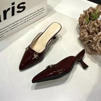 Новые летние французские винно-красные лакированные босоножки на среднем каблуке с острым носком для женщин в стиле ретро с узким каблуком сзади пустые туфли 35