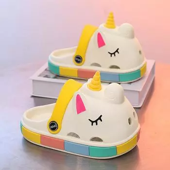 Новые летние красивые милые тапочки с единорогом из мультфильма, детские нескользящие сандалии с мягкой подошвой для мальчиков и девочек, домашние горки для детей 24