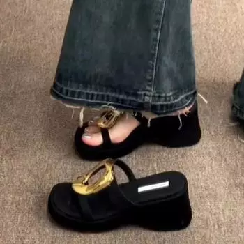 Новые летние женские тапочки на массивном каблуке, модные повседневные женские босоножки на толстом каблуке с металлическими украшениями в римском стиле 36 чёрный