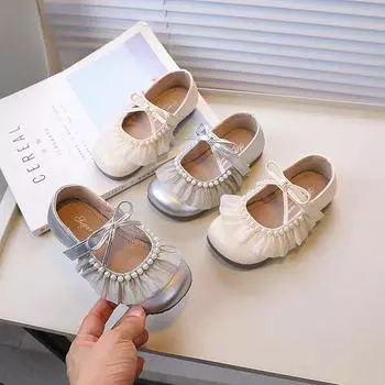 Новые милые детские кожаные туфли на шнуровке, плиссированные детские туфли на плоской подошве, элегантные универсальные детские повседневные туфли принцессы для свадебной вечеринки с мягкой подошвой 23 серебряный