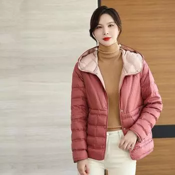 Новые модели на осень и зиму носят пуховики с клеевым наполнителем с обеих сторон, женские короткие с капюшоном из легкой и тонкой контрастной белой утки S
