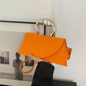 Новые модели женских сумок с текстурой в иностранном стиле пользуются популярностью в этом году. Однотонные сумки-мессенджеры 2024 года — модные и портативные чёрный