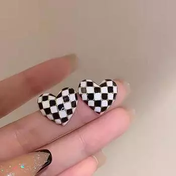 Новые модные черные/белые эмалированные серьги-гвоздики в форме сердца для женщин, повседневная одежда, необычные аксессуары для ушей, вечерние украшения 2022, Прямая поставка