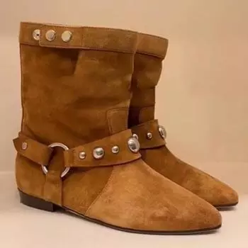 Новые модные однотонные универсальные и удобные женские туфли телесного цвета с заостренным носком и металлическим декором 35