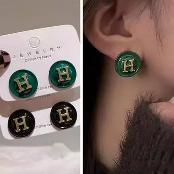 Новые модные ретро-серьги с зелеными пуговицами и буквами для женщин, классические индивидуальные трендовые ювелирные изделия, подарки