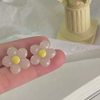 Новые модные серьги-гвоздики с крошечными лепестками для девочек, бежевые акриловые цветочные женские маленькие серьги, милые необычные крошечные серьги