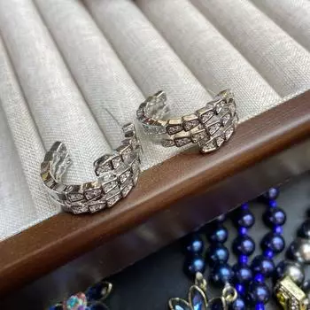 Новые модные серьги-гвоздики трапециевидной формы из бамбука с бриллиантами инкрустированы цирконами в форме змеи, покрыты медью и покрыты 18-каратным золотом, сохраняющим цвет.