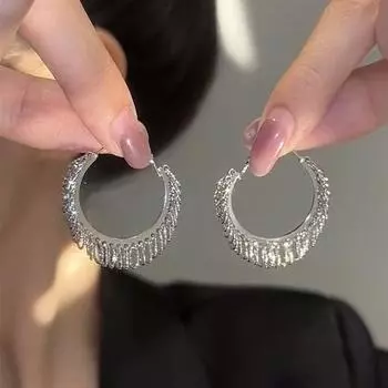 Новые модные серьги-кольца в металлическом стиле для женщин. Универсальные и современные украшения для ушей.