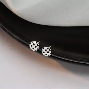 Новые модные серьги-шахматки Love Checkerboard для осени и зимы