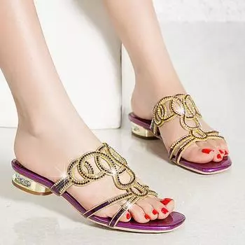 Новые модные женские босоножки на низком каблуке со стразами, летние, для отдыха, на плоской подошве, универсальные, с мягкой подошвой, шлепанцы, пляжная обувь 34(Foot22cm) золотой