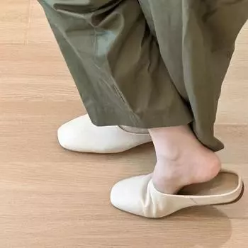Новые мягкие кожаные шлепанцы на плоской подошве для женской летней носки, ленивые би, подготовленные для мягкой восковой носки, с закрытым носком, на одном ремешке и полушлепанцы женские 35 белый