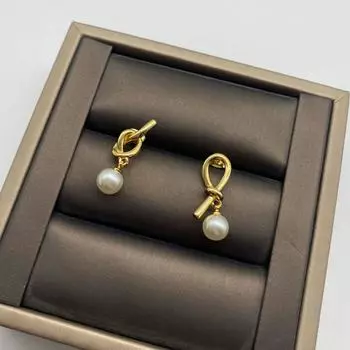 Новые нерегулярные витые маленькие висячие жемчужные серьги для женской моды в стиле минимализма, изготовленные из серебряных игл 925 пробы из латунного материала