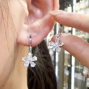 Новые осенние серьги с милыми цветками груши для женщин, простые серьги с лепестками, легкие роскошные серьги в виде листьев из циркония