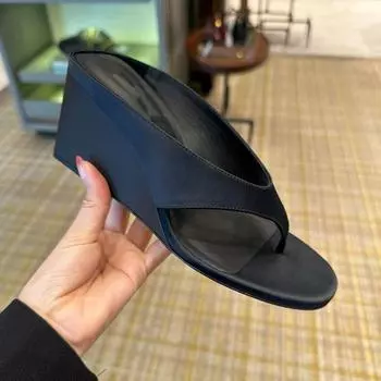 Новые шлепанцы на толстой подошве и танкетке 2025 года, сандалии-вьетнамки на высоком каблуке с перемычкой между пальцами, модные повседневные пляжные шлепанцы, обувь 35