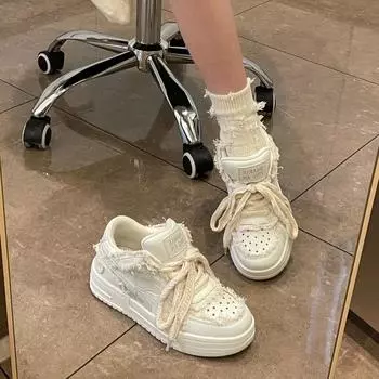 Новые стильные кроссовки с круглым носком и неглубоким вырезом на шнуровке, удобные повседневные кроссовки для бега на плоской подошве с кисточками, модные женские туфли 35