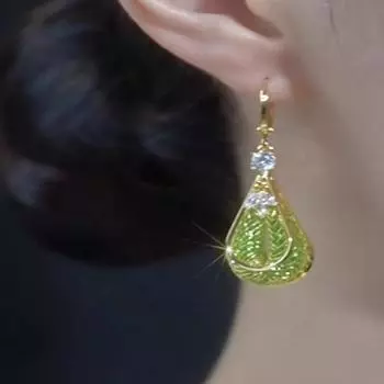 Новые темпераментные полые сетчатые зеленые серьги с кристаллами для женщин корейская версия нишевый дизайн модные и стильные длинные серьги зелёный