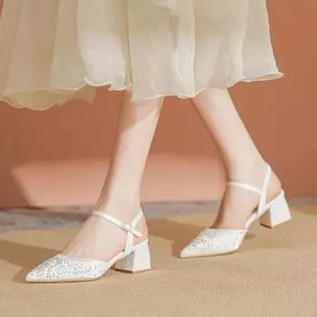 Новые темпераментные стразы с юбкой, заостренные каблуки, летние босоножки с вышитым толстым каблуком и головкой-мешком 34 белый