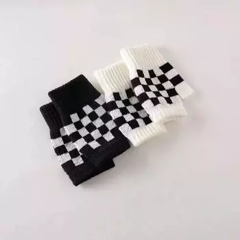 Новые теплые перчатки с полупальцами в шахматном стиле для студентов, короткие вязаные перчатки черного и белого цвета, перчатки для письма с отсутствующими пальцами, осень и зима