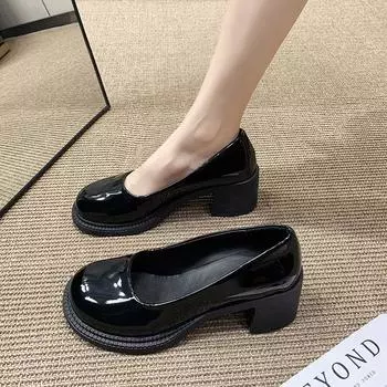 Новые туфли на низком каблуке. Новые высокие туфли на массивном каблуке с острым носком. Свадебные туфли подружки невесты. Женские туфли-лодочки. Туфли под платье. 35 бежевый