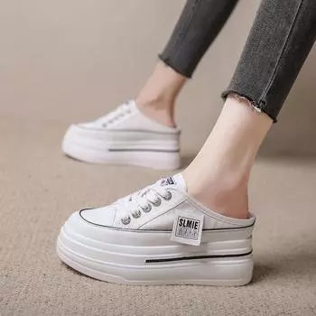 Новые универсальные маленькие белые туфли без каблука на толстой подошве с внутренней стороны, увеличивающие высоту, полутапочки с сумкой на голове, женские сандалии в стиле колледжа 2025 34