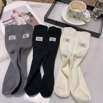 Новые утолщенные теплые бархатные носки, средняя труба, вышитая этикетка, носки средней длины, однотонные, сохраняющие тепло, женские носки, осень One Size чёрный
