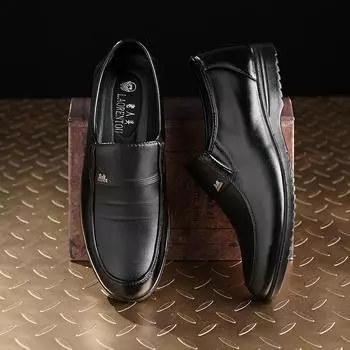 Новые весенние и осенние мужские кожаные туфли из полиуретана с легкой подошвой, дышащие, с защитой для ног, для отцов среднего и пожилого возраста, мужская повседневная обувь для поваров 38 чёрный