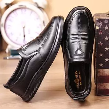 Новые весенние мужские деловые повседневные кожаные туфли закрывают ноги и педали, модная молодежная обувь для вождения, корейская версия универсальной мужской обуви 38 чёрный