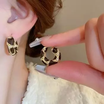 Новые винтажные серьги-кольца с металлической текстурой цвета эмали, маленькие серьги-кольца для женщин, модные позолоченные эффектные пряжки для ушей, креативные ювелирные изделия 1 pair коричневый
