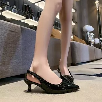 Новые задние пустые остроконечные темпераментные туфли простые сказочные французские туфли со средним каблуком и сумкой на ремне яркие лакированные кожаные туфли 35 чёрный