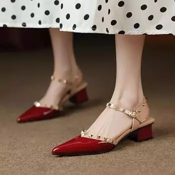 Новые женские босоножки с заклепками из лакированной кожи для женщин на среднем каблуке с ремешком на щиколотке, летние, с острым носком 35